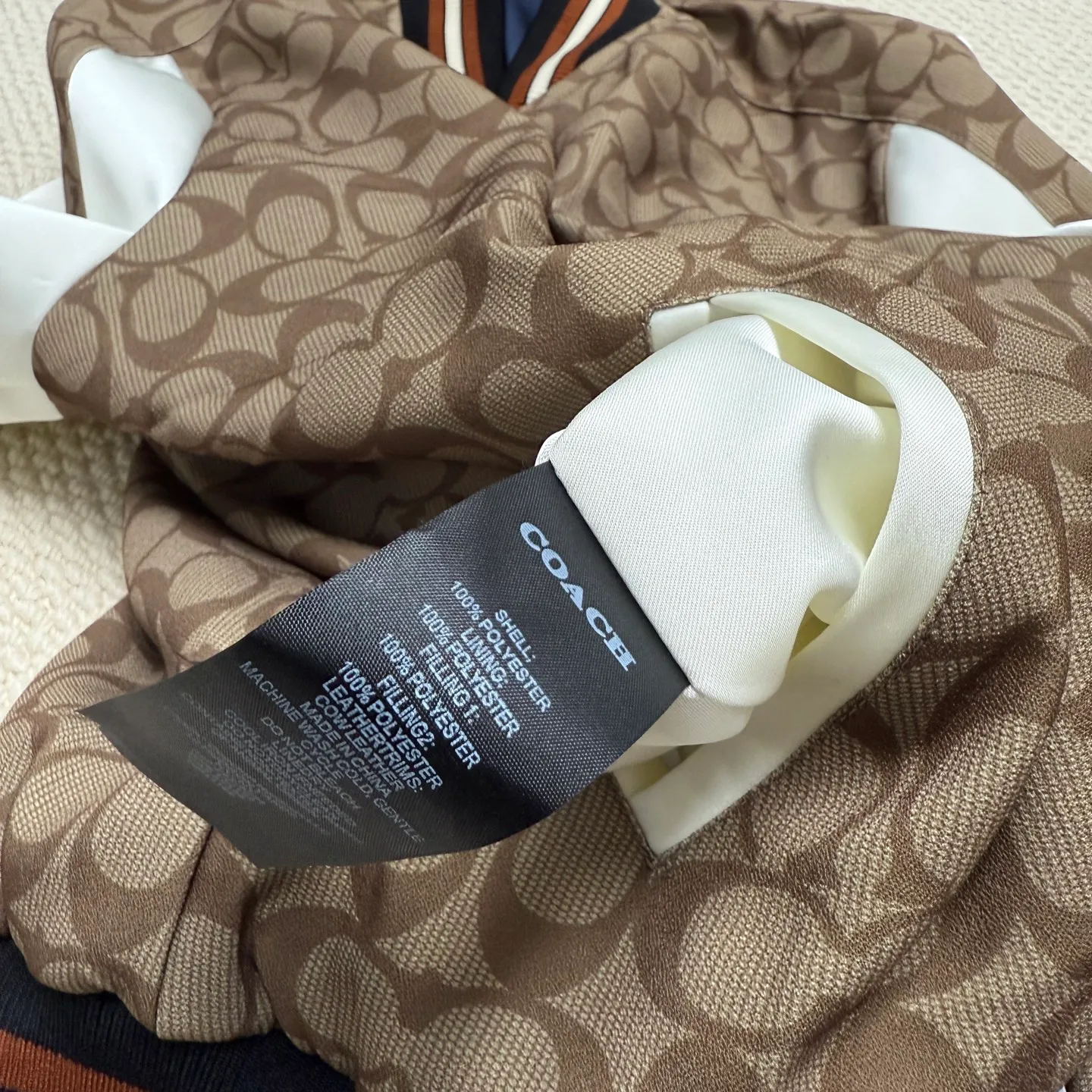 Provide one piece of clothing for two wears! COACH New Arrival women's jacket is here. Kou's New Arrival embroidered reversible baseball jacket for women. Super beautiful reversible baseball jersey. Produced by a major trading factory. Excellent quality. The quantity is not large, only about 500 pieces. But it's also very fragrant. One side is made of high-weight Navy Blue satin fabric. This fabric is absolutely amazing. Ordinary satin fabrics on the market are either soft and shapeless. Or the texture is rough and not delicate enough. The more delicate the fabric, the higher the fabric requirements. The fabric woven with forty-eight double yarns and three yarns is not only as delicate as Dove chocolate. And just hanging it flat there is very classy. I have tried it countless times and there is absolutely no snagging. The grass embroidery on the front chest can be said to be very three-dimensional. Perfectly complementing each other. Wearing it on the reverse side is a combination of color-blocked C all-over print and satin fabric. Classic is revealed in a low profile. All sizes available in complete packaging. Size: S-L (reversible) Color: Navy Blue (presbyopia reversed) (Material: polyester fiber) S size: length 59CM, bust 120CM, shoulder raglan (raglan) 72CM, reference weight 90-105 catties M size: length 61CM, bust 124CM, shoulder raglan (raglan) 74CM, reference weight 105-115 catties L size: length 63CM Bust 128CM, shoulder sleeves (raglan) 76CM, reference weight 115-130 catties